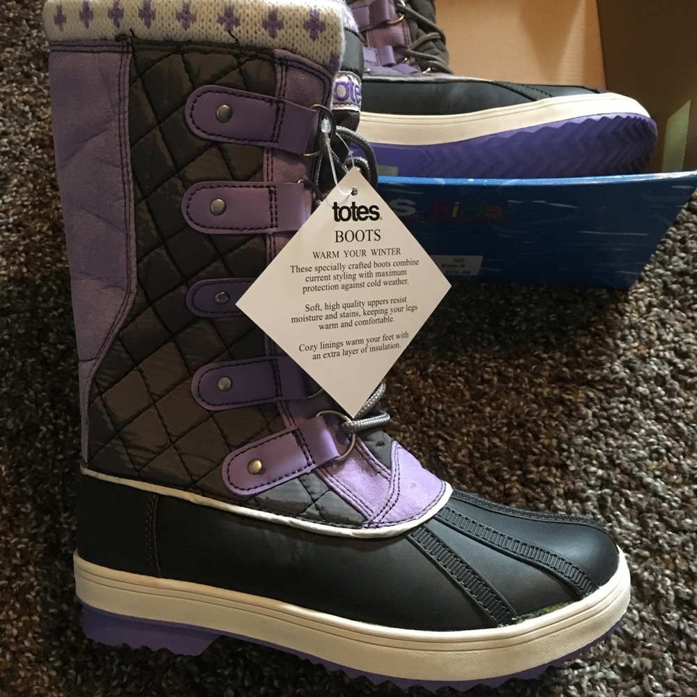Size 3 little kids boots.